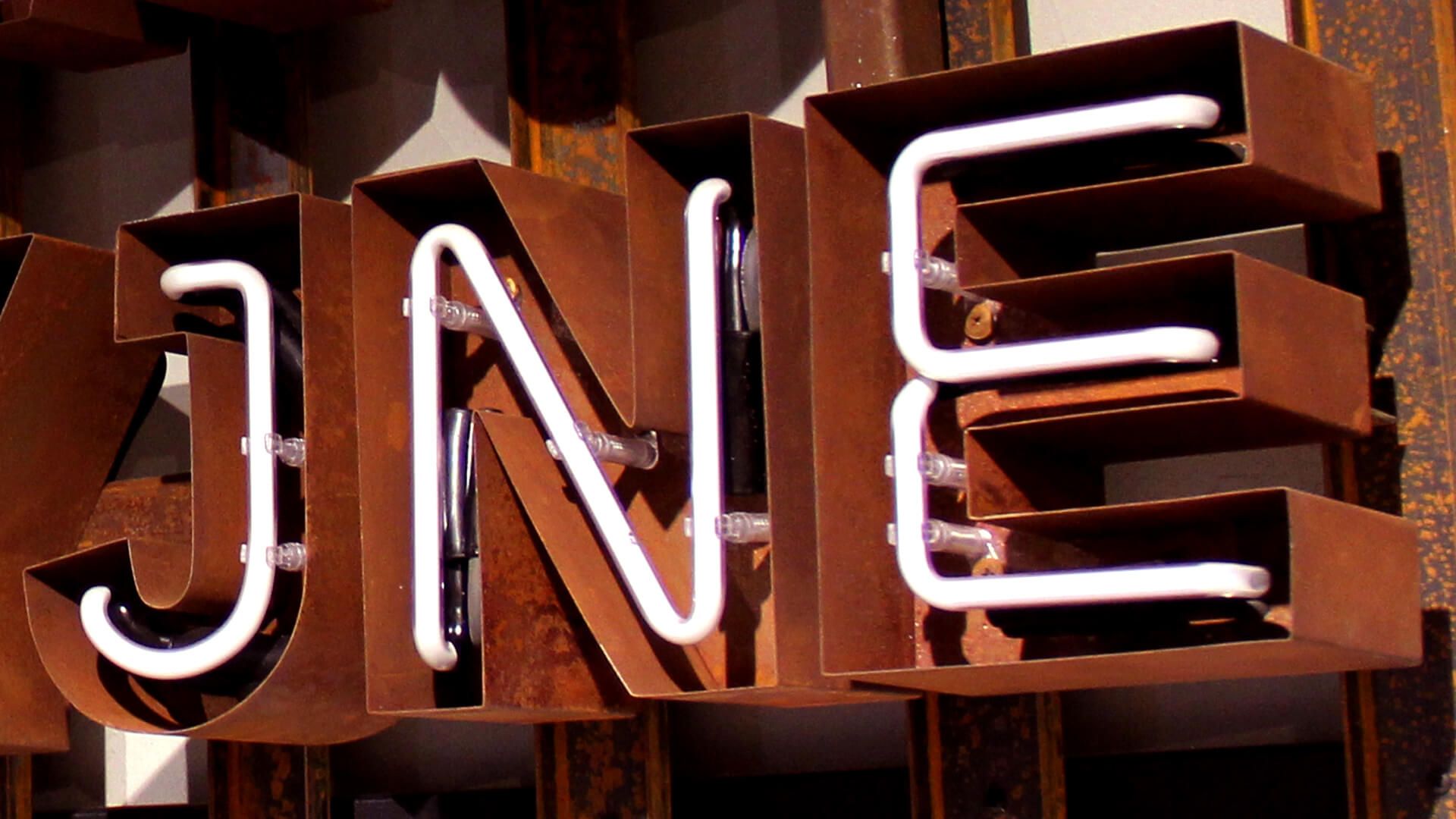 Lettres rouillées - Lettres en tôle rouillée avec intérieur en néon