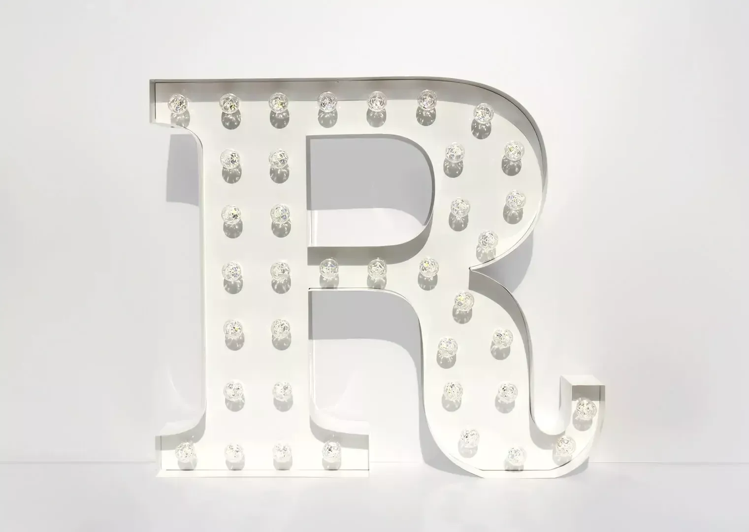 Lettre R - lettre lumineuse avec ampoules blanches