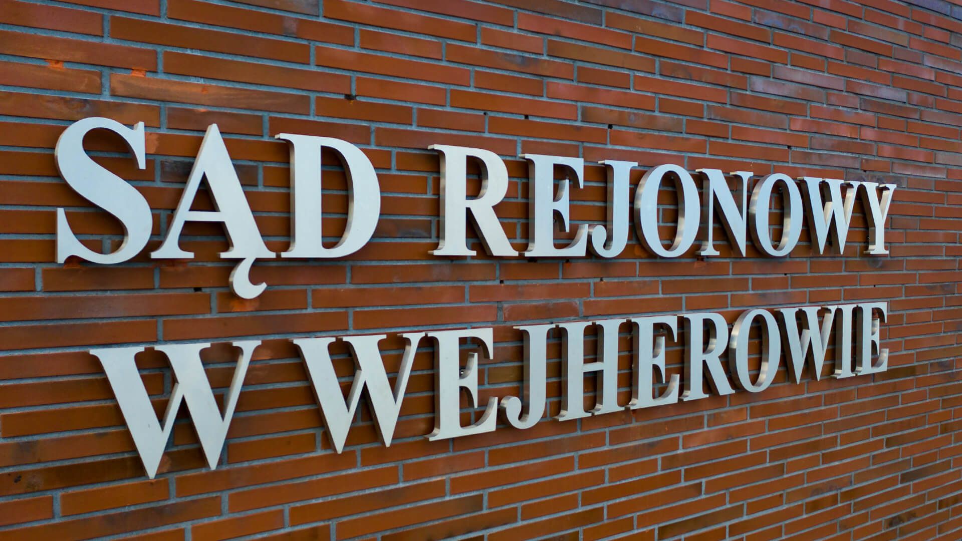 Tribunal de district de Wejherowo - sa-rejonowy-lettres-spatiales-lettres-métal sur le mur du bâtiment-lettres sur le mur avec-cegel-lettres sur la hauteur-lettres attachées directement au mur-lettres sur-cegel-spatiales-wejherowo