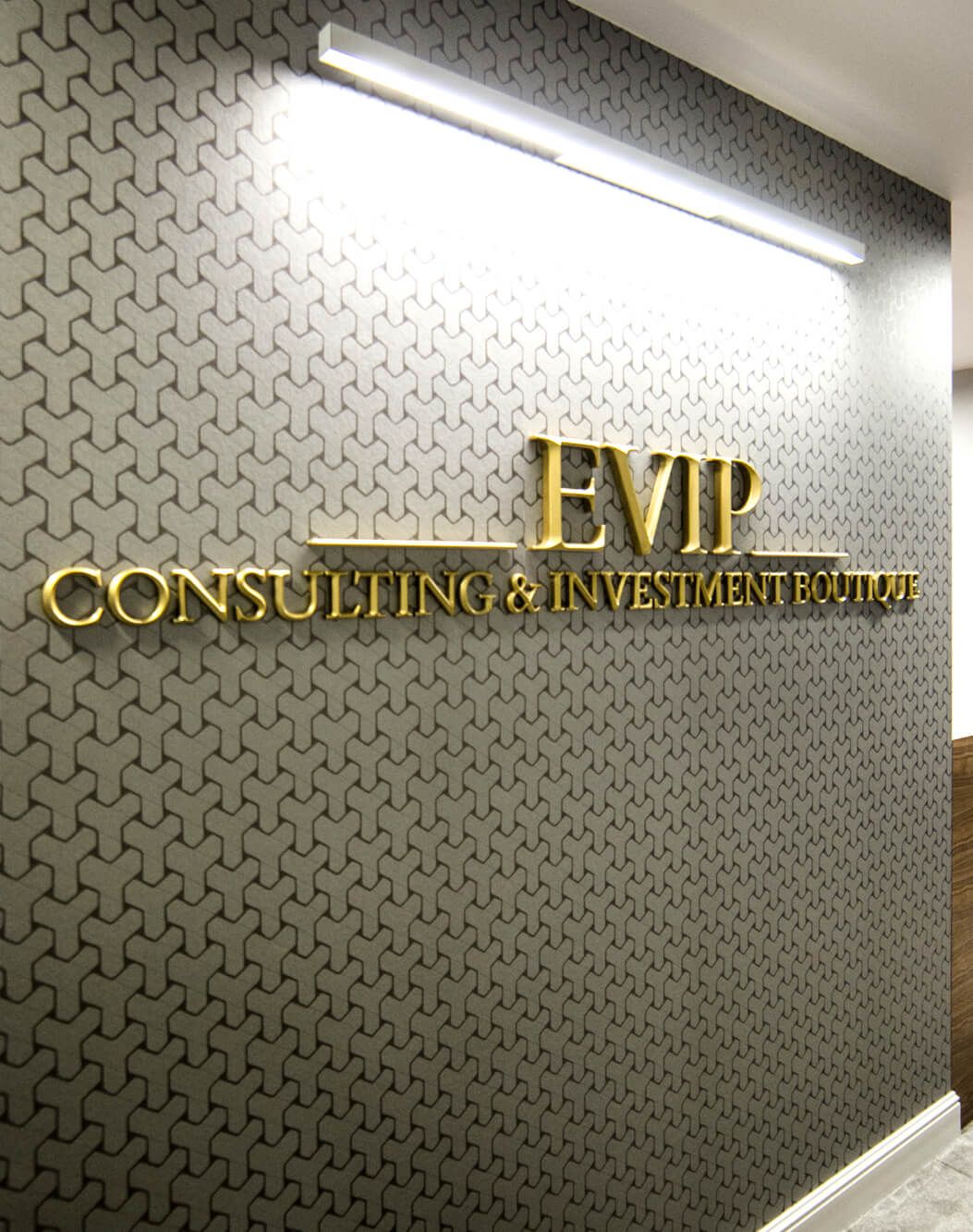 Evip - lettres prismatiques - Evip - Lettres prismatiques en 3D placées dans le hall d'entrée