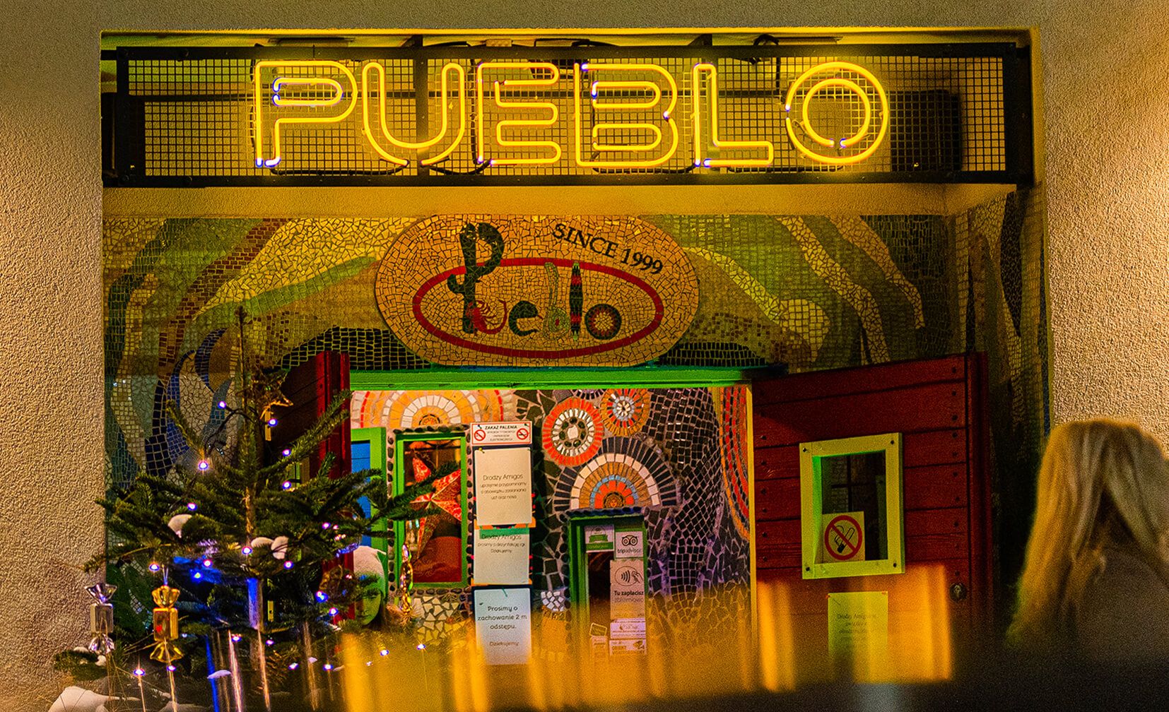 Néon Pueblo - Extérieur du Pueblo en néon jaune.