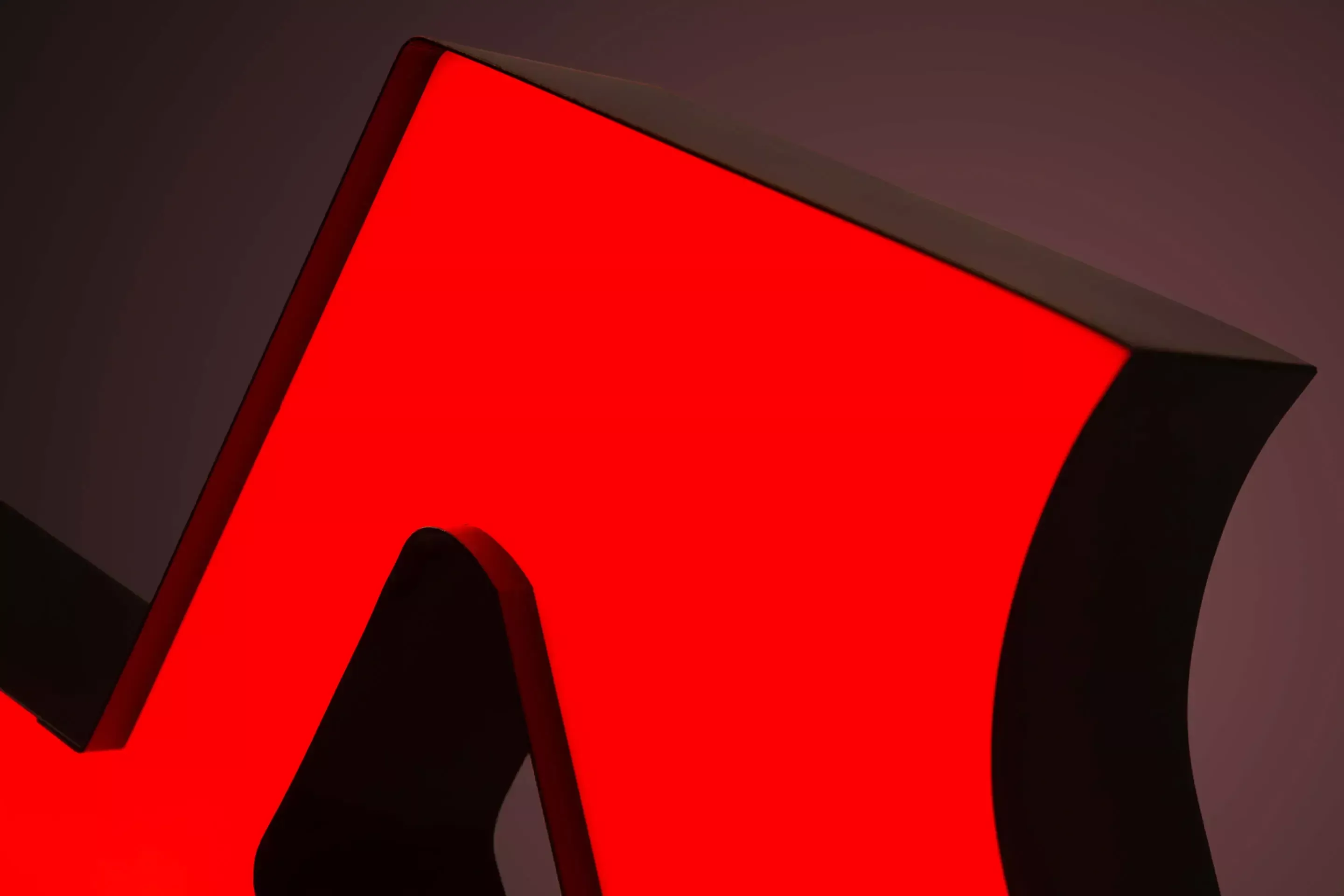 Lettre M - lettre personnalisée illuminée LED en rouge