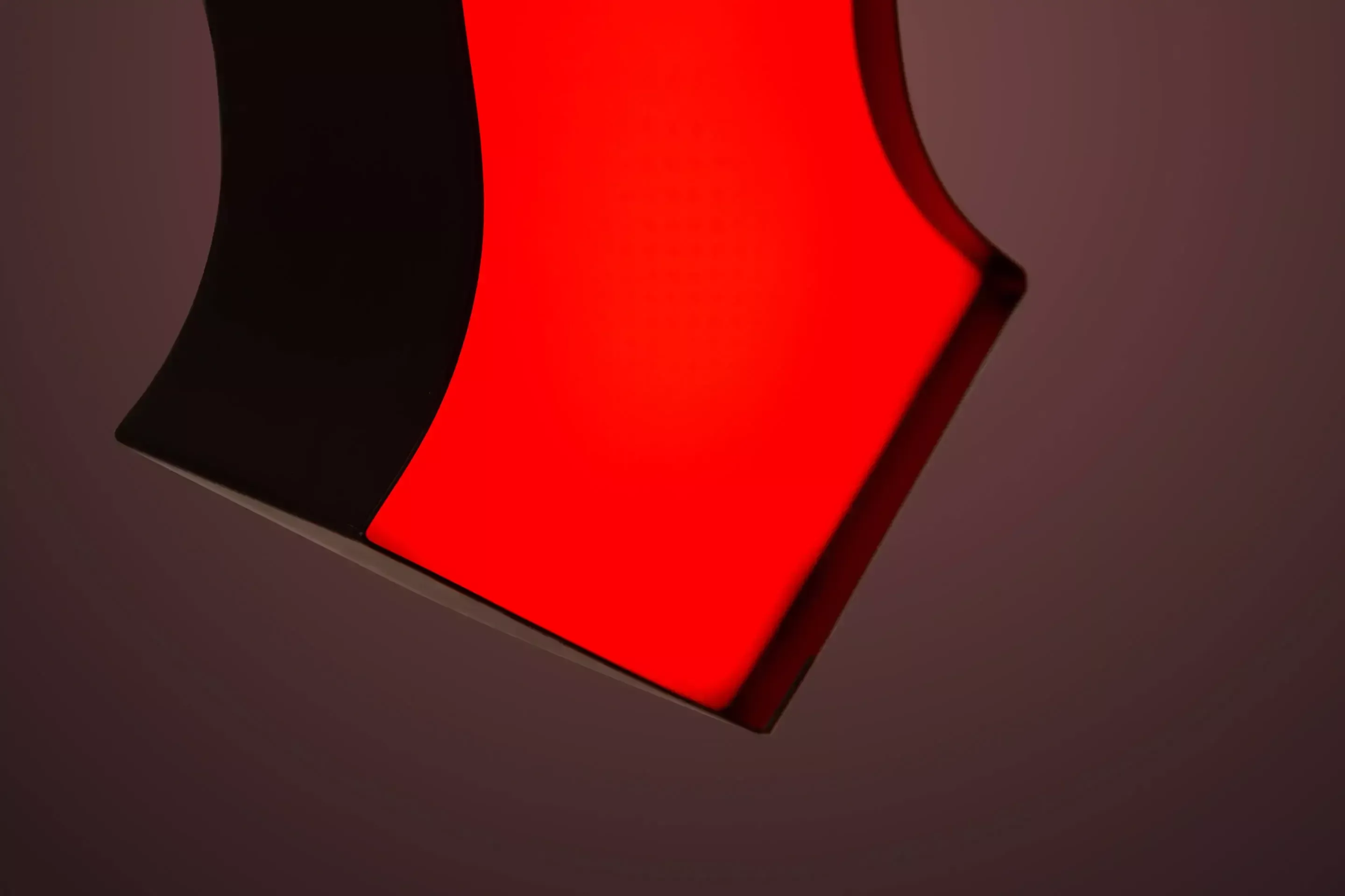 Lettre M - lettre lumineuse LED personnalisée en rouge, détail