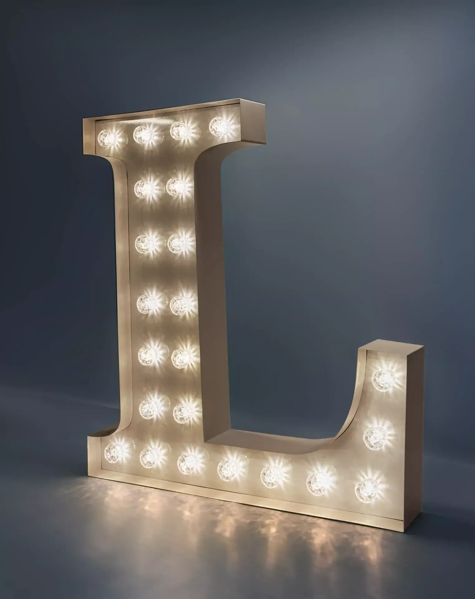 Lettre L - lettre lumineuse avec ampoules blanches