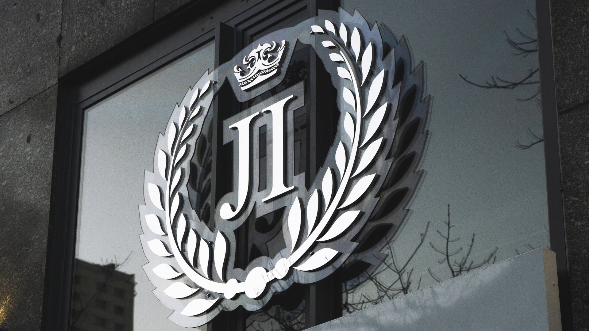 Institut J`adore - logo avec lettrage en 3D au-dessus de l'entrée de l'extérieur