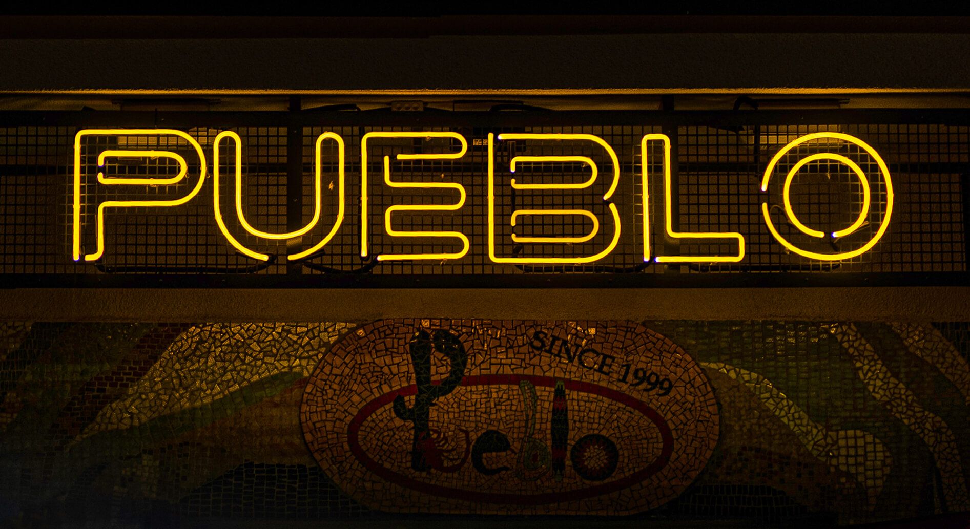 Néon Pueblo - Extérieur du Pueblo en néon jaune.