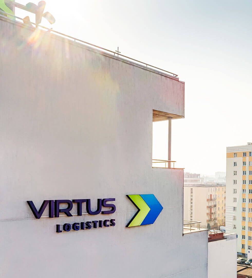 virtus - Virtus_Logistics_lettres_luminescentes_montées_de_façon_alpiniste_à_l'élévation_du_bâtiment