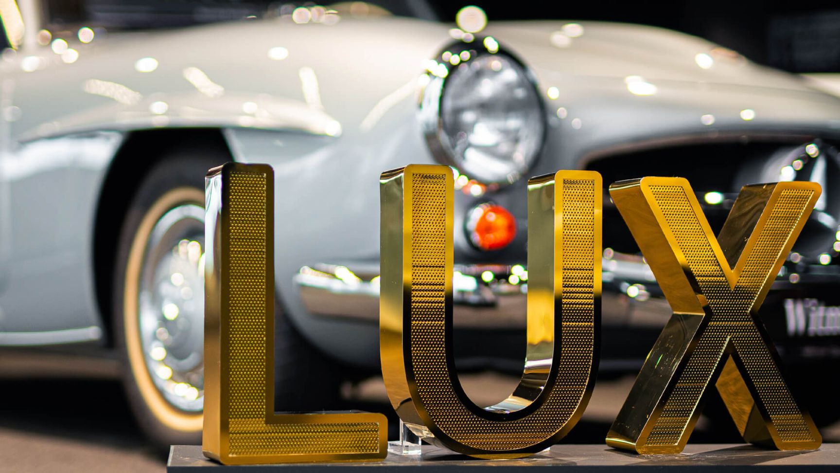 Lettres en acier inoxydable perforé LUX - Lettres LUX en acier inoxydable perforé et brillant, dans le showroom Mercedes