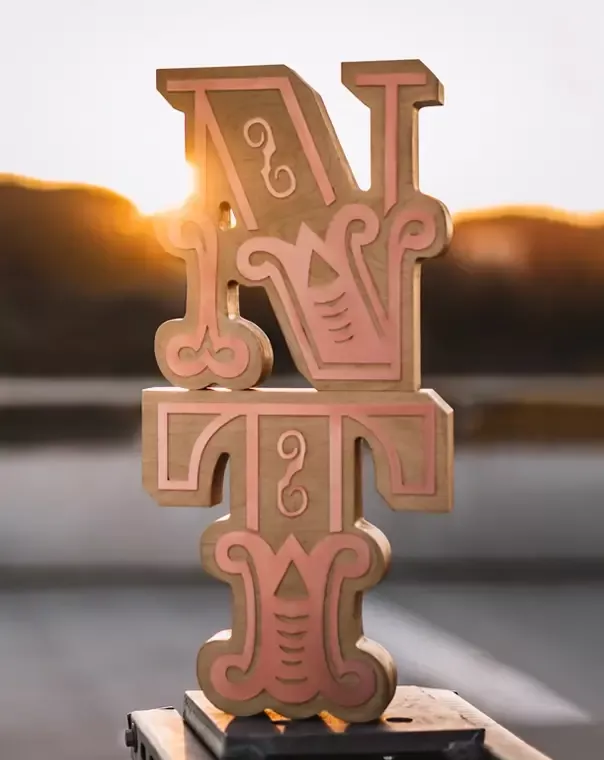 lettres décoratives en bois dans un style unique. Lettres spatiales