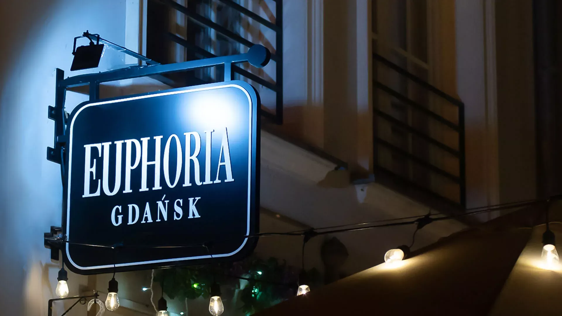 Euphoria Gdansk - sémaphore perpendiculaire, double face en noir avec lettres blanches la nuit